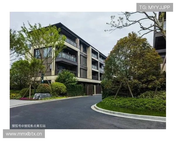 谌利军球场内严肃得像CEO，下了场秒变买家秀，这落差也太魔幻了吧